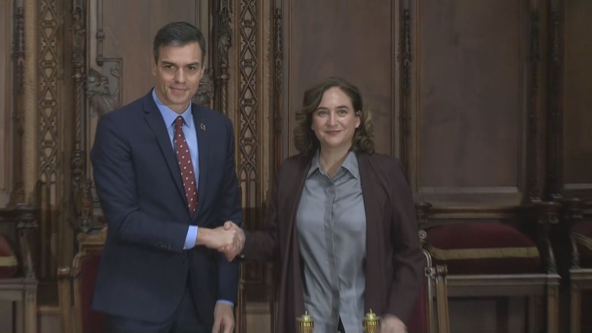 La alcaldesa de Barcelona y el presidente de España durante la firma del acuerdo de colaboración