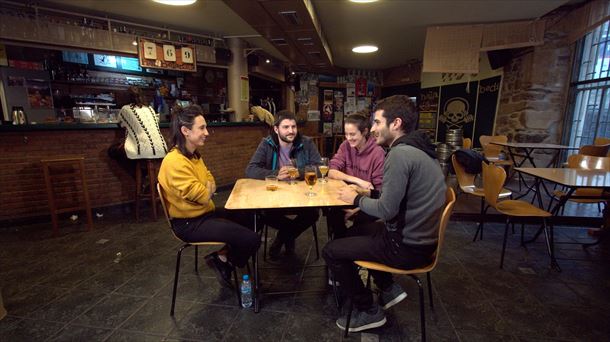 Los raperos Haizea Alonso, Iñaki Viñaspre y Odei Barroso.