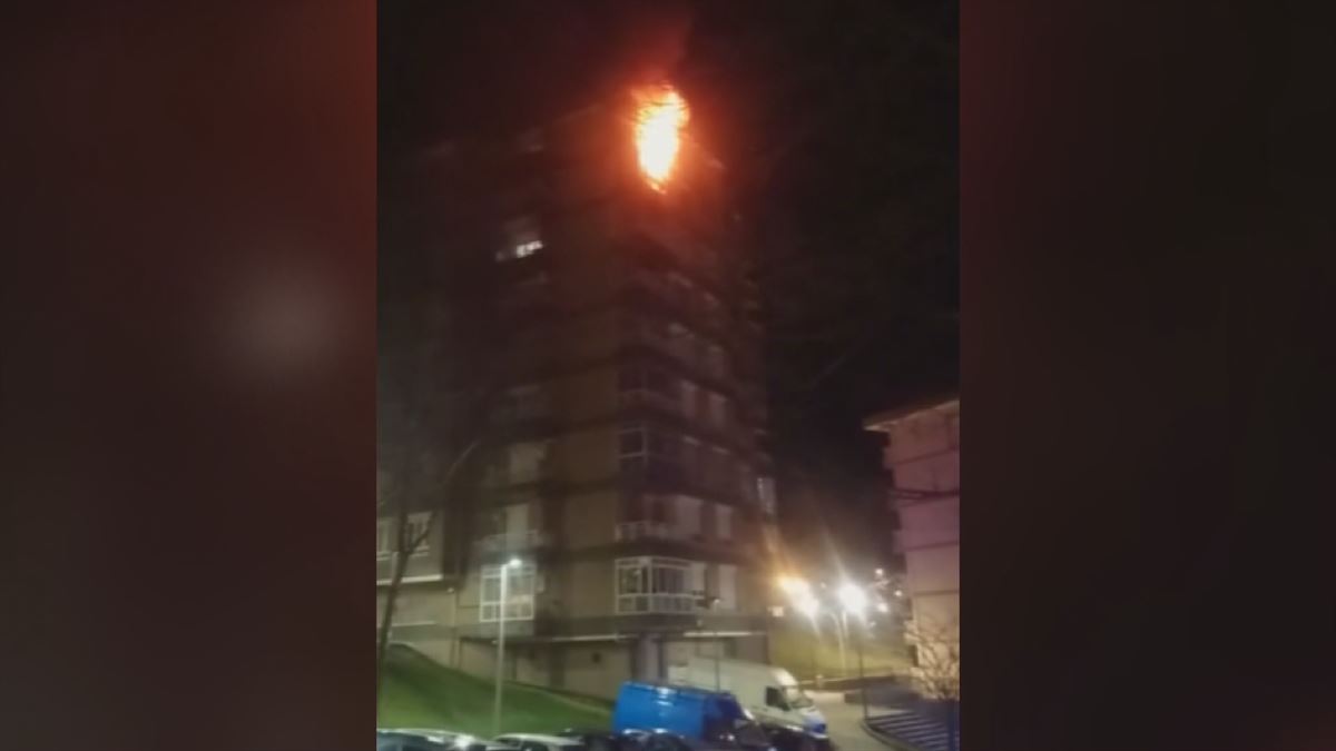 Una veintena de personas atendidas por un incendio en una vivienda en Irun