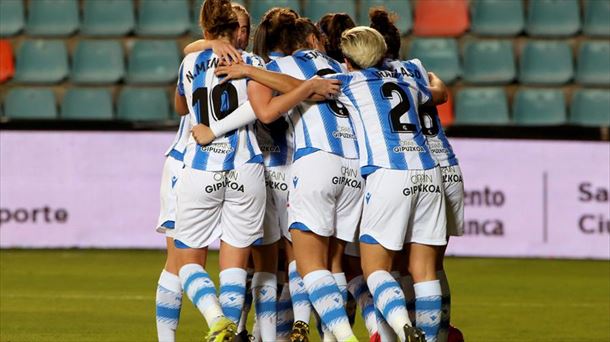 Las jugadoras de la Real Sociedad celebran un gol