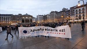 1.000 pertsona baino gehiagok apustu-etxeen aurka protesta egin dute Iruñean