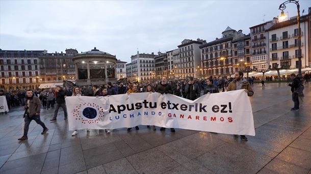 Apustu-etxeen aurkako manifestazioa Iruñean