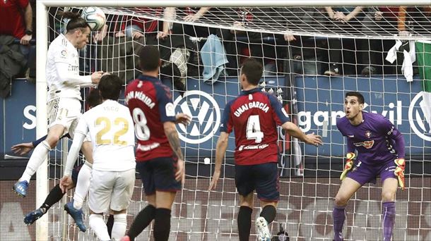 Gareth Bale remata un balón de cabeza ante varios jugadores de Osasuna