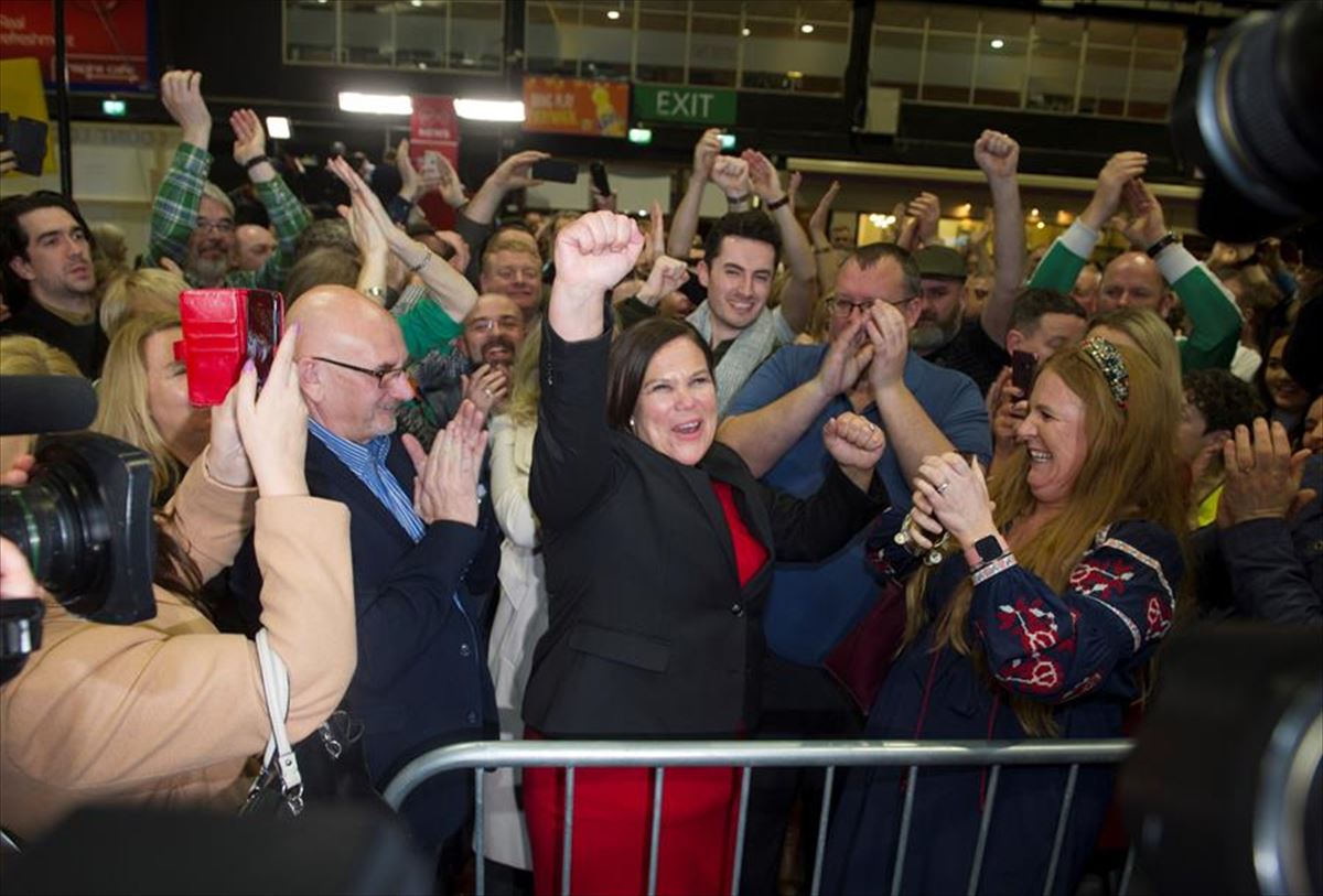 Mary Lou McDonald (Sinn Fein) garaipena ospatzen. Argazkia: EFE