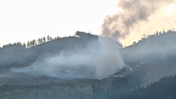 Columna de humo proveniente del incendio del vertedero