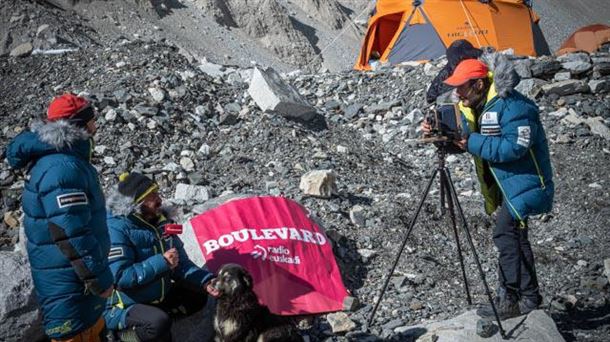 Miembros de la expedición de Alex Txikon hablando con 'Boulevard' de Radio Euskadi