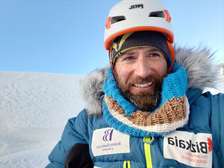 Alex Txikon en el campo base del Everest