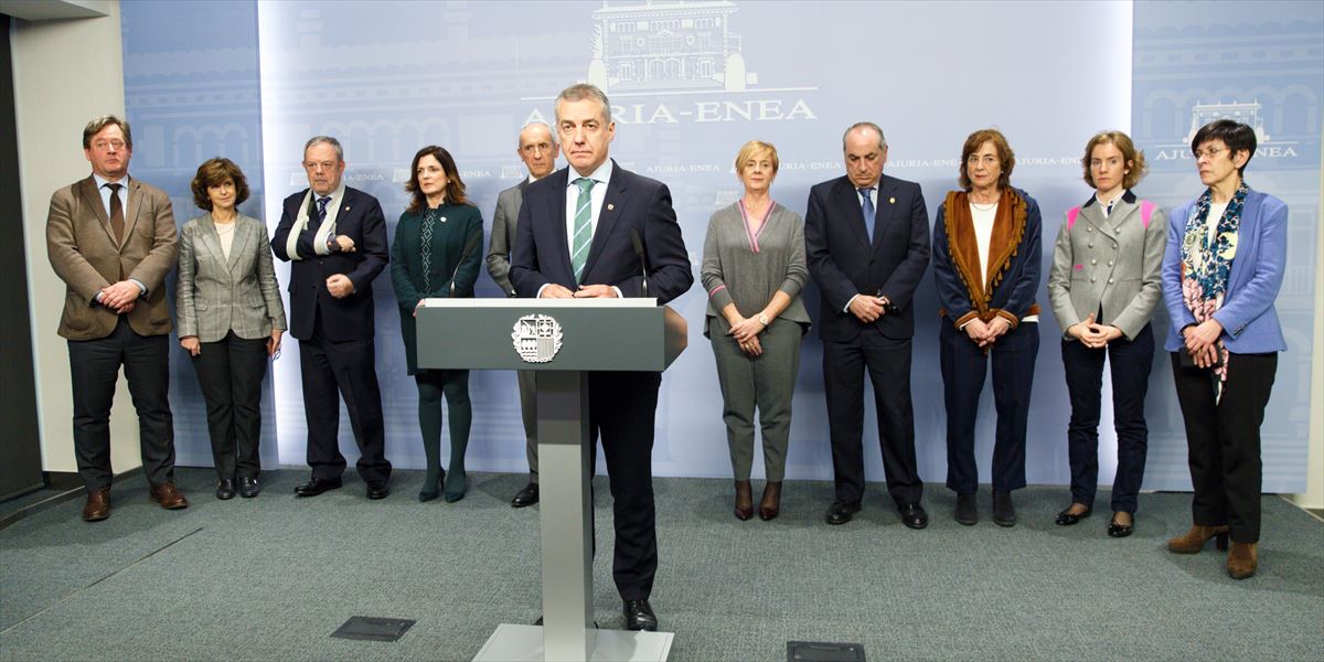 Iñigo Urkullu acompañado por las y los consejeros del Gobierno Vasco.