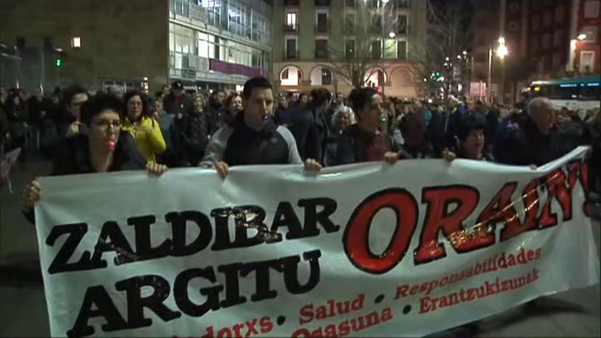 Un momento de la protesta que se ha llevado a cabo en Eibar. Foto obtenida de un vídeo de EiTB. 
