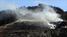 Los operarios trabajan ya en las labores de extinción por tierra del incendio