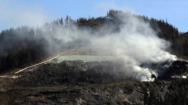 Imagen del humo del incendio del vertedero en Zaldibar