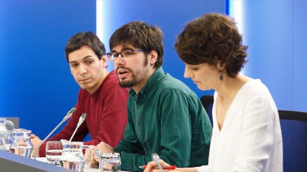 Los representantes de Elkarrekin Podemos, Jon Hernández, Lander Martínez y Rosa Martínez.