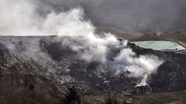 Incendio en el el vertedero de Zaldibar. Foto: EFE