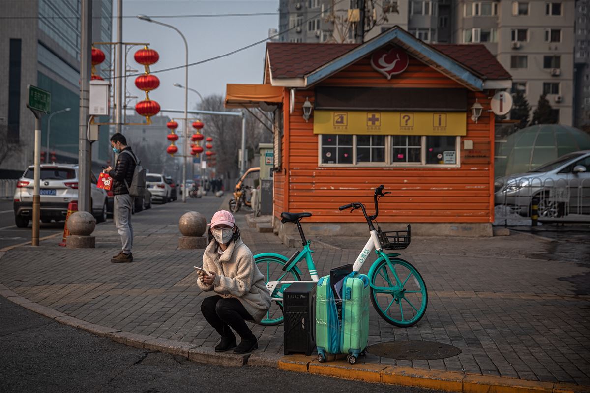 Una mujer se protege del Covid-19 en Pekín (China).