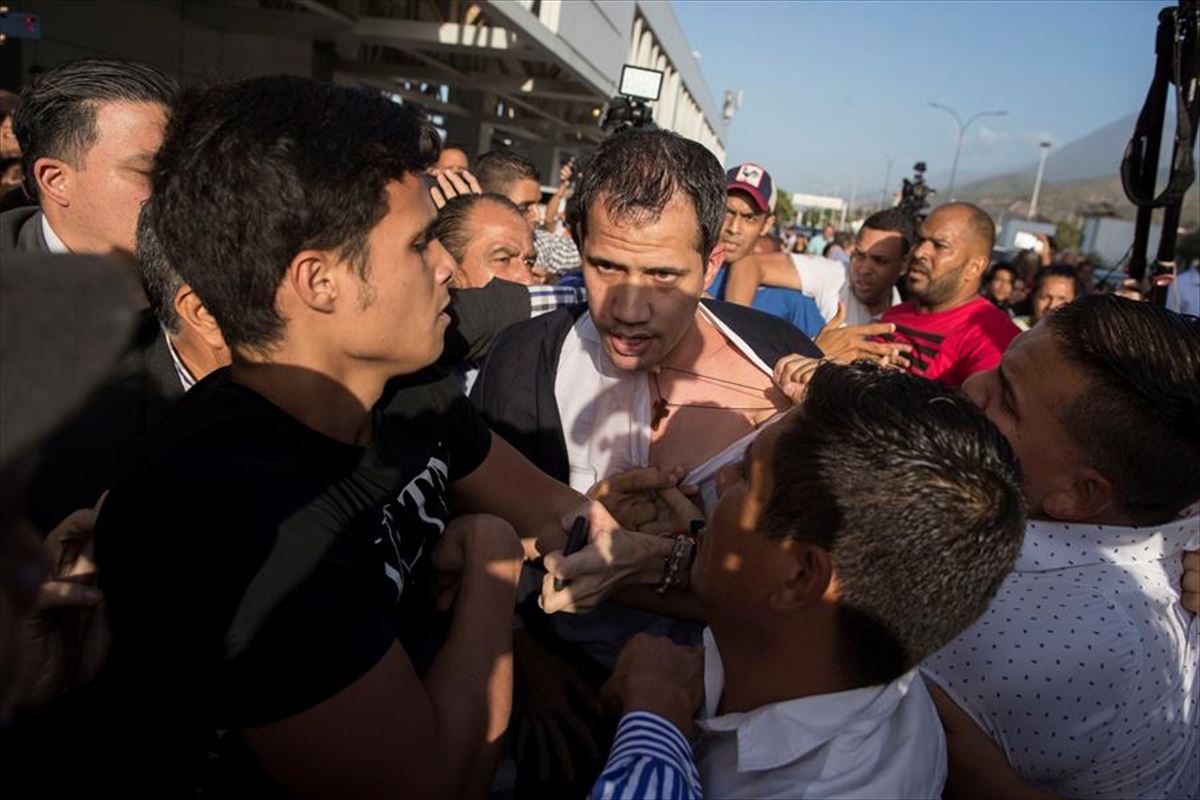 Momentos de tensión durante la llegada de Juan Guaidó
