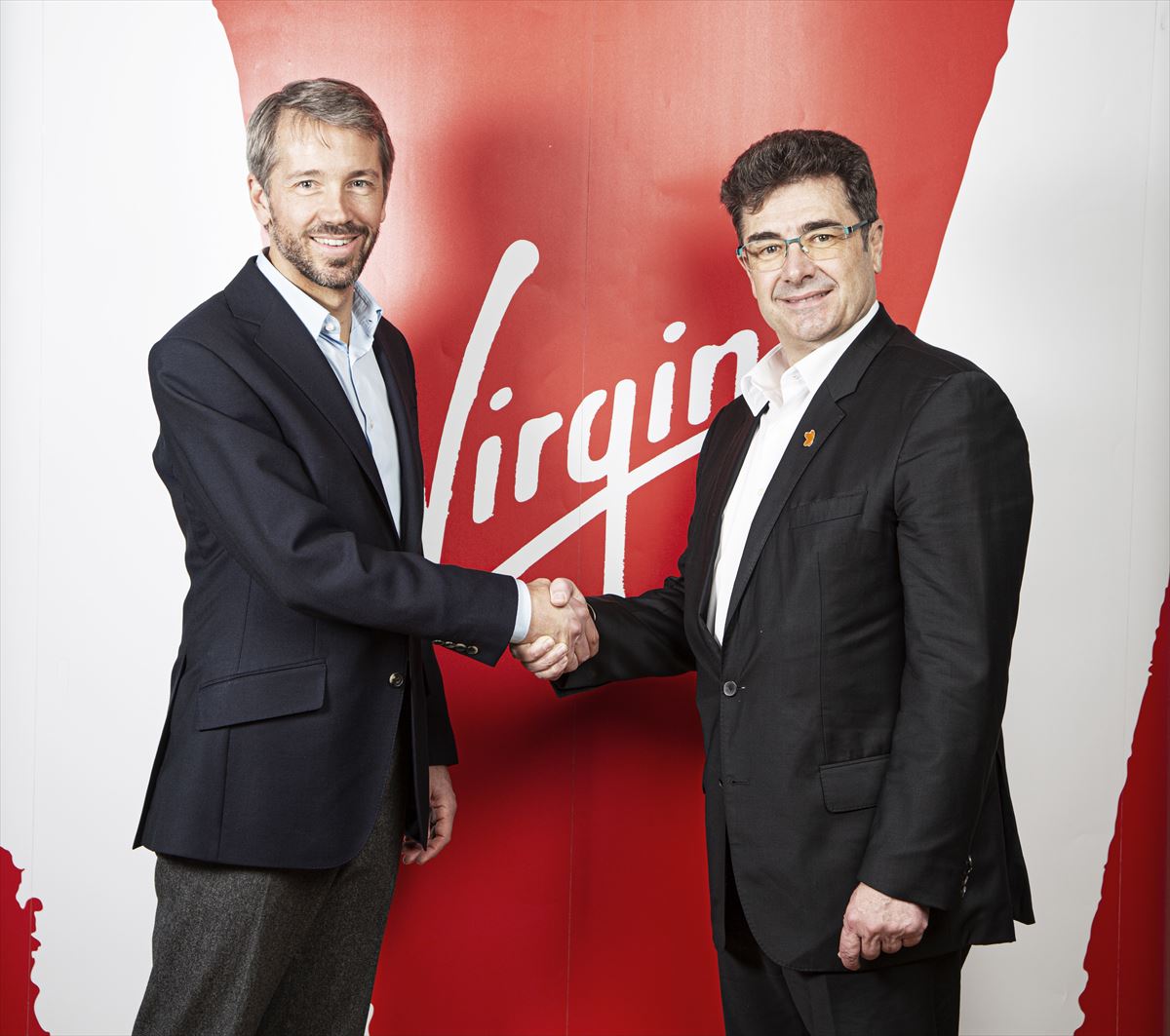 Josh Bayliss Virgin taldeko CEO eta Jose Miguel Garcia Euskaltel taldeko  CEO.