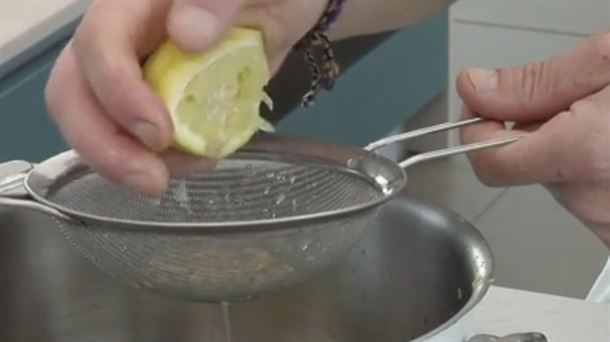 Pastel de limón vegano relleno de crema de chocolate con intxaursaltsa