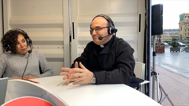 El obispo Munilla en el estudio móvil de Radio Euskadi