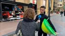 Surfer con la tabla a cuestas por la calles de Donostia