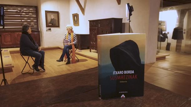 Yolanda Mendiola, presentadora de "Artefaktua", charlando con Itxaro Borda