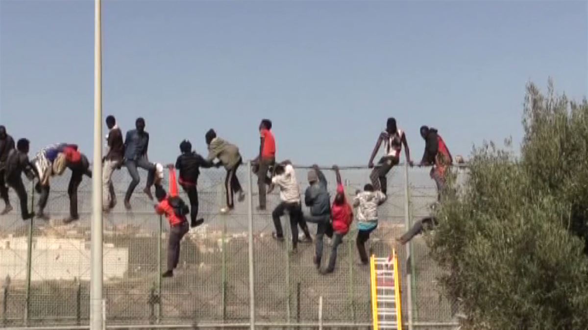 Migrantes en la valla de Melilla / EiTB