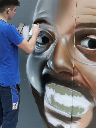 Pintando un graffiti