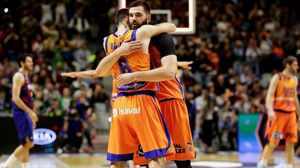 Alberto Abalde y Bojan Dubljevic celebran el triunfo del Valencia