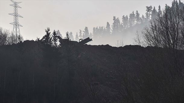 Una máquina en el vertedero de Zaldibar (Bizkaia). Foto: EFE