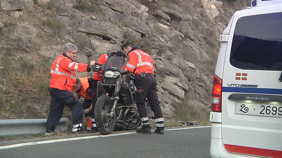 Agentes de la Ertzaintza con la motocicleta accidentada. Imagen obtenida de un vídeo de EiTB.