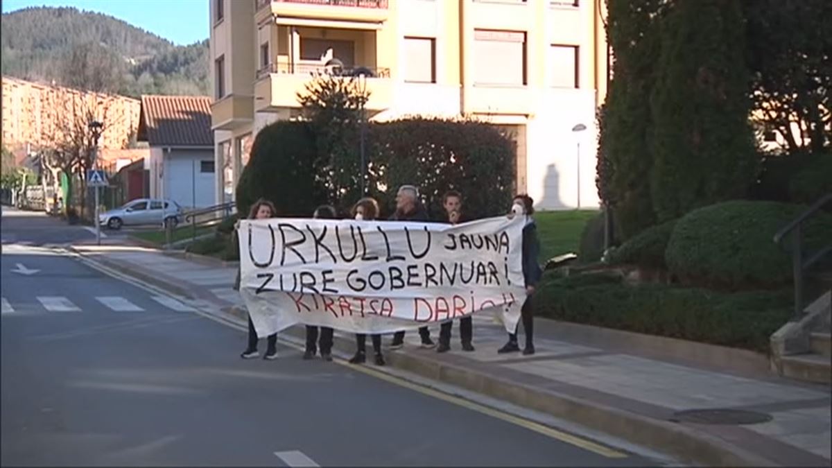 Protesta ante la llegada de Urkullu a Zaldibar