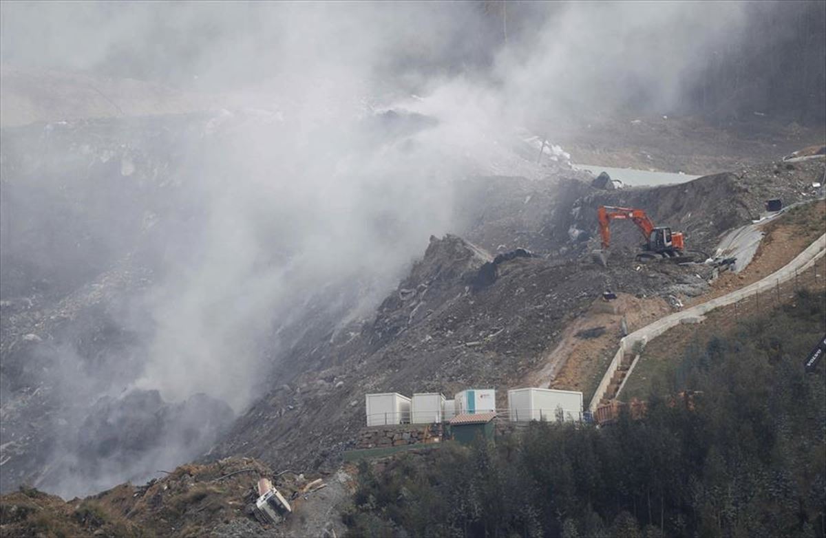 La maquinaria pesada trabaja en la extinción de los fuegos del vertedero de Zaldibar