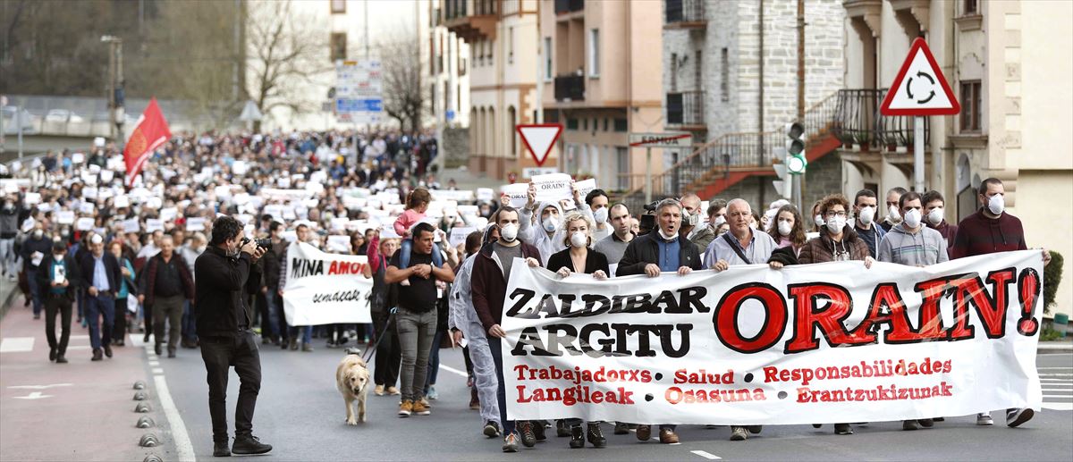 Imagen de la manifestación bajo el lema "Zaldibar argitu"