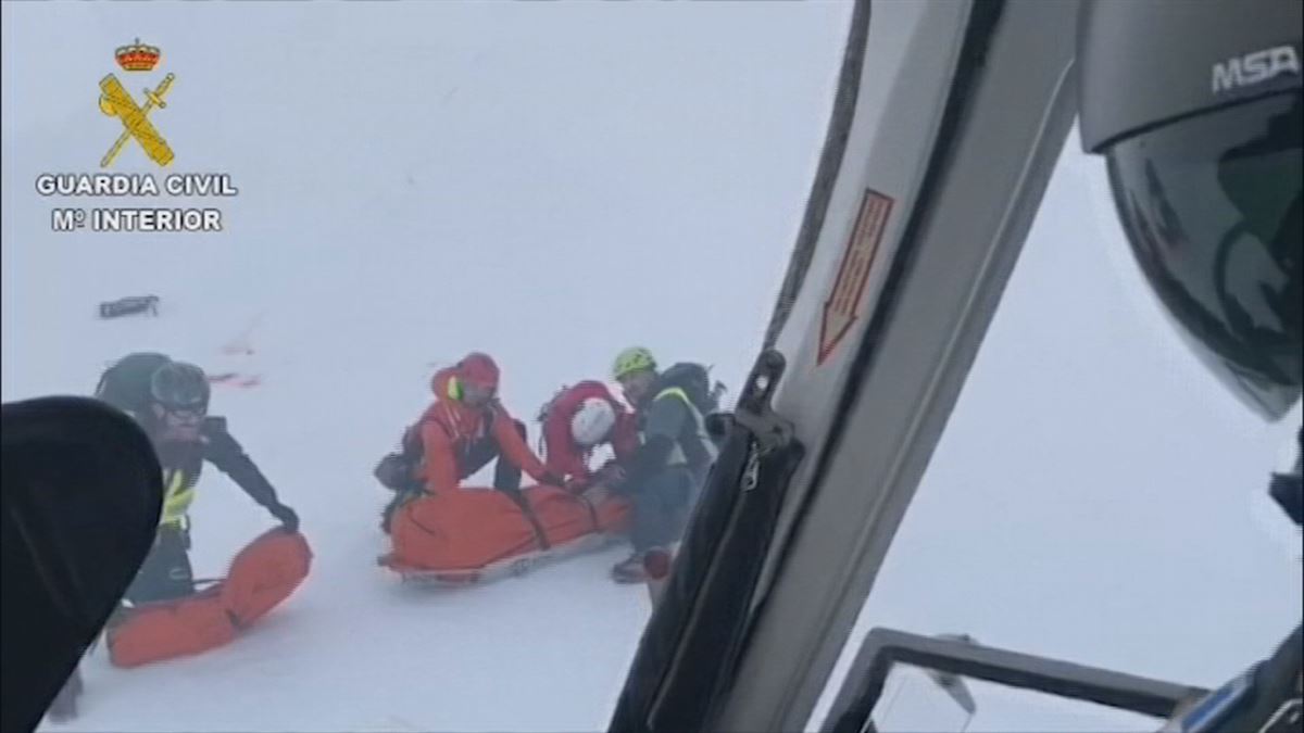 Imagen del momento del rescate del cuerpo sin vida del montañero