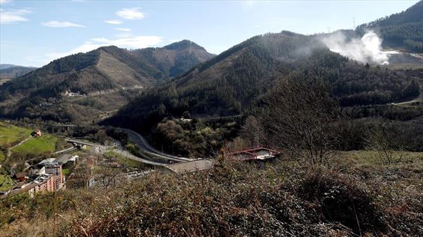 Humo en el vertedero de Zaldibar. FOto: Efe