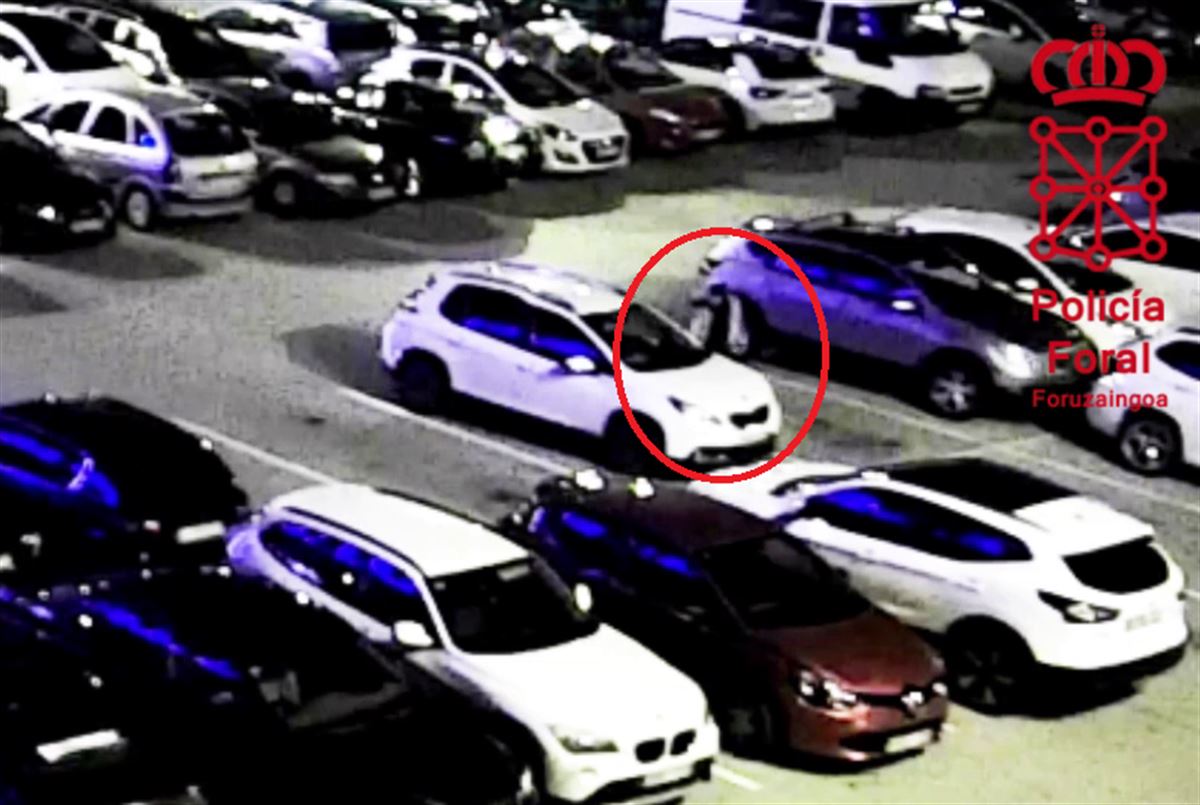 Imagen difundida por la Policía Foral, que muestra lo ocurrido en el parking de Cordovilla. 