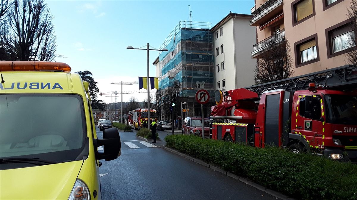 El fuego se ha iniciado sobre las 10:15 en un inmueble de la Avenida Gipuzkoa. 