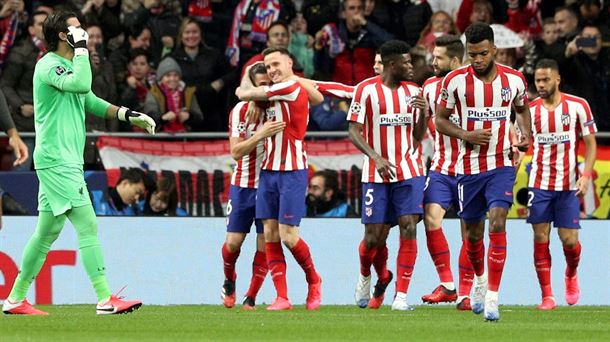 Los jugadores del Atlético celebran el gol Saúl. 