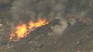 Maquinaria pesada trabaja para atajar el incendio en el vertedero de Zaldibar