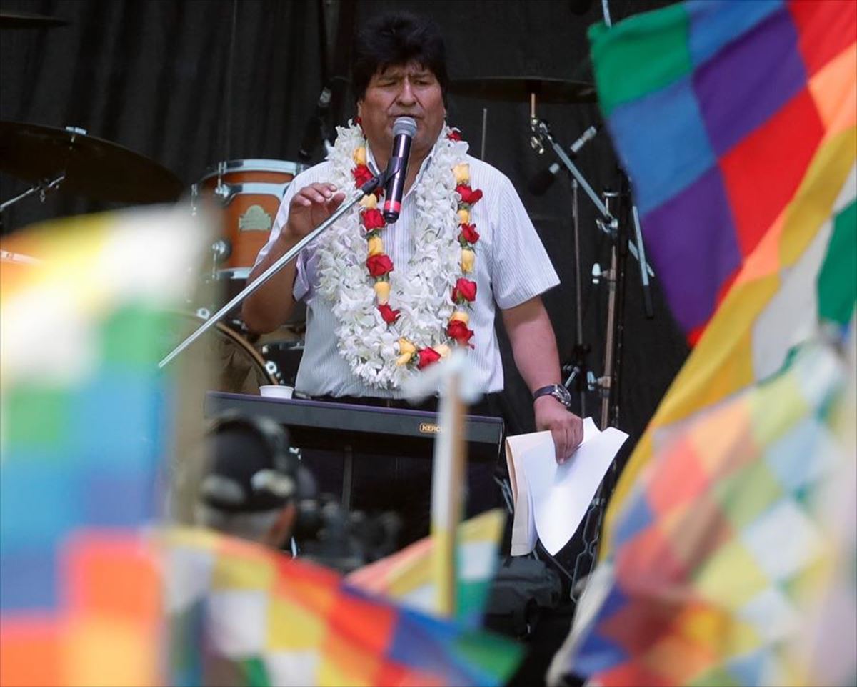 Evo Morales presidente ohiaren hautagaitza atzera bota du hauteskunde organoak.