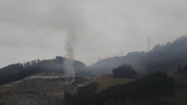 Columna de humo del incendio en Zaldibar. 