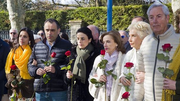 Ofrenda floral junto al monolito en Vitoria. Foto: EFE