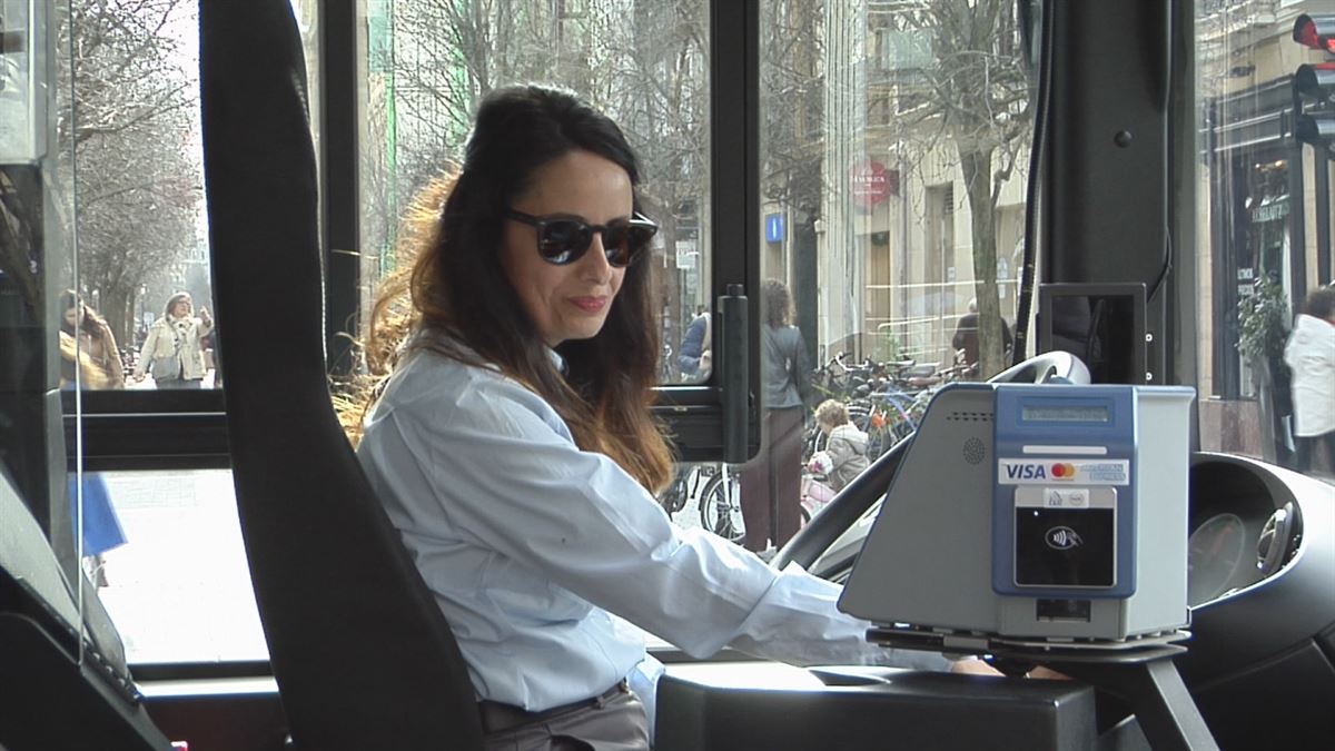 Donostiako autobus urbanoen emakumezko gidarietako bat