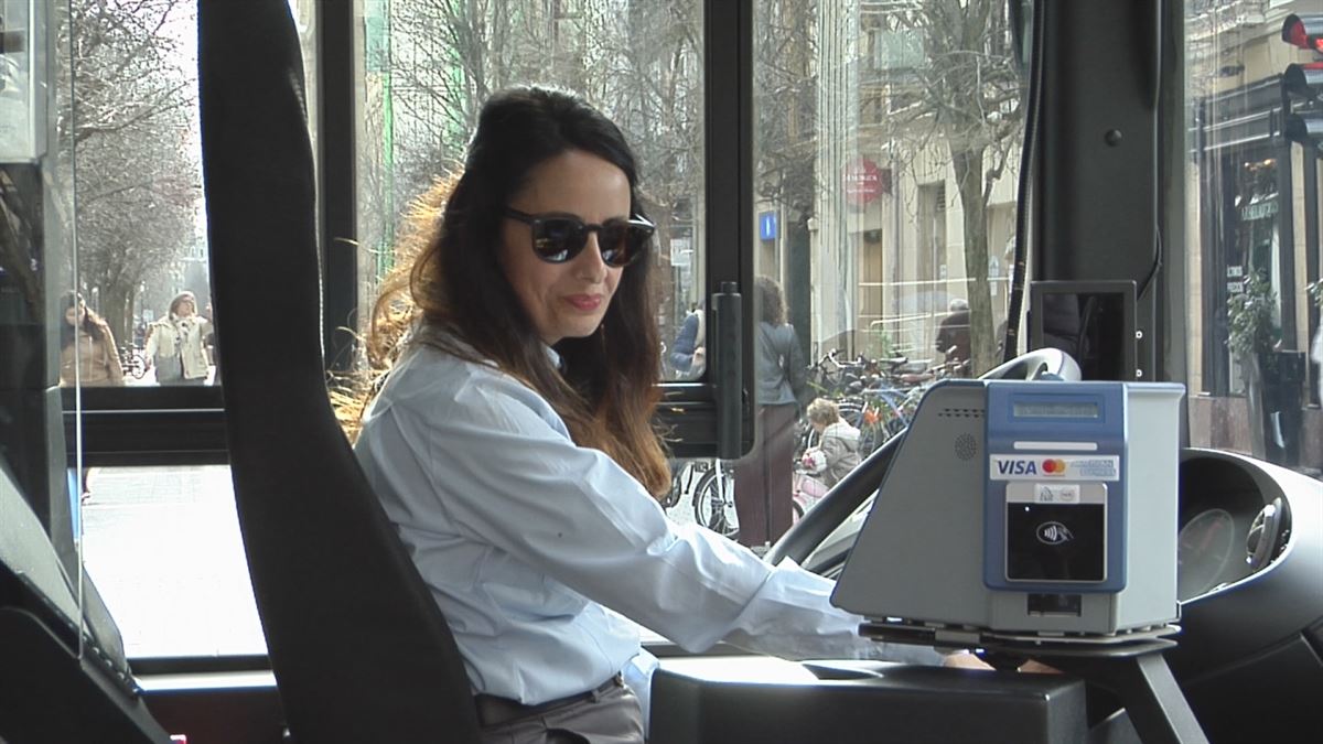Imagen de una mujer conductora de los buses urbanos de Donostia