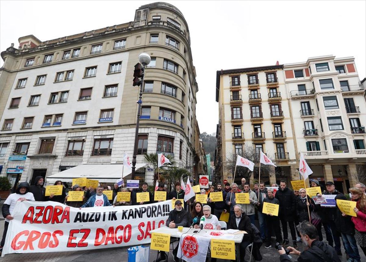 Stop Etxegabetzeak plataformaren protesta, gaur, Donostian. Argazkia: Efe