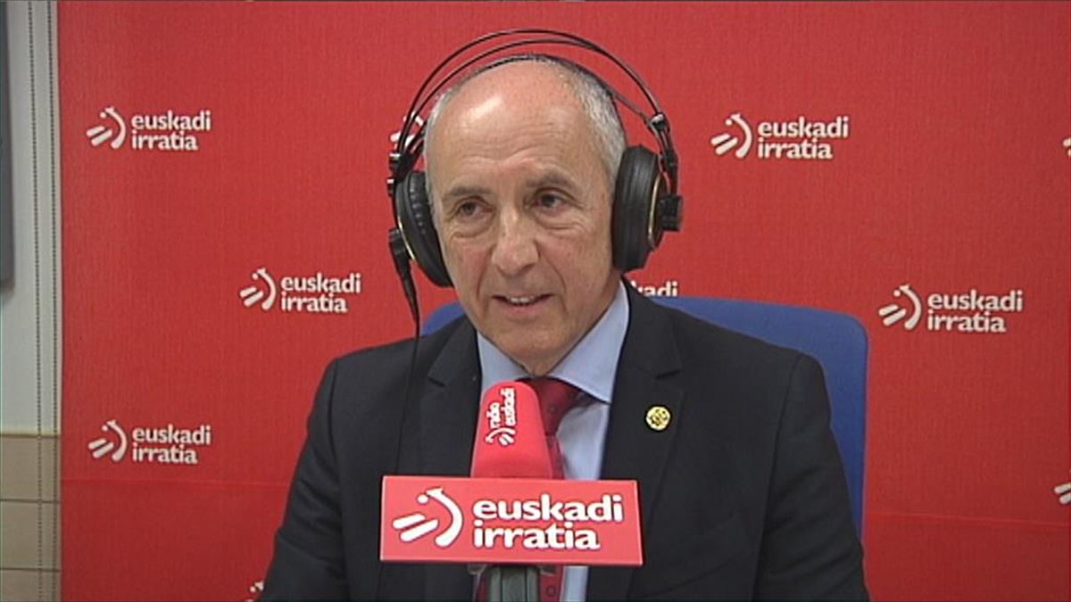 Josu Erkoreka en los estudios de Euskadi Irratia