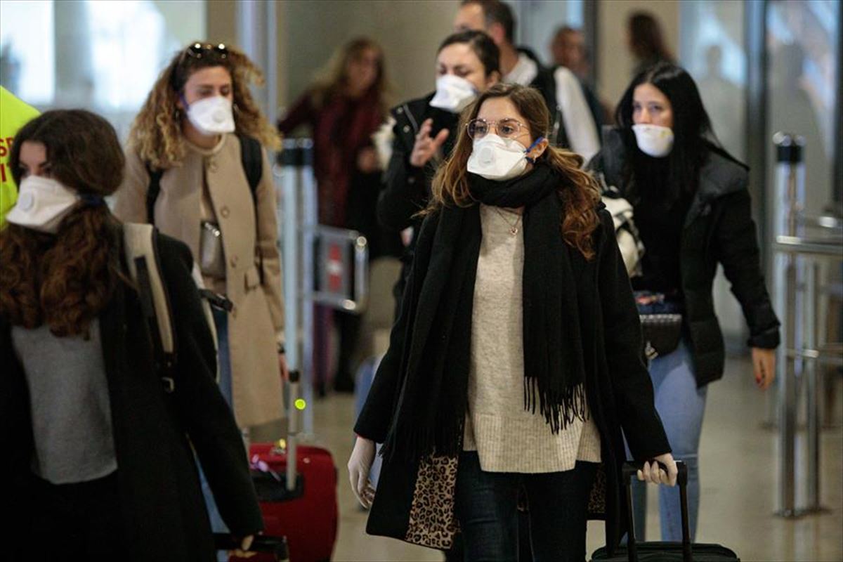 Varias personas en el aeropuerto de Valencia, con mascarilla. 
