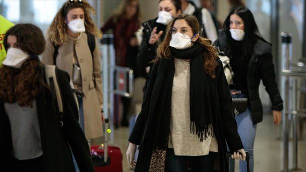 Varias personas en el aeropuerto de Valencia, con mascarilla. 