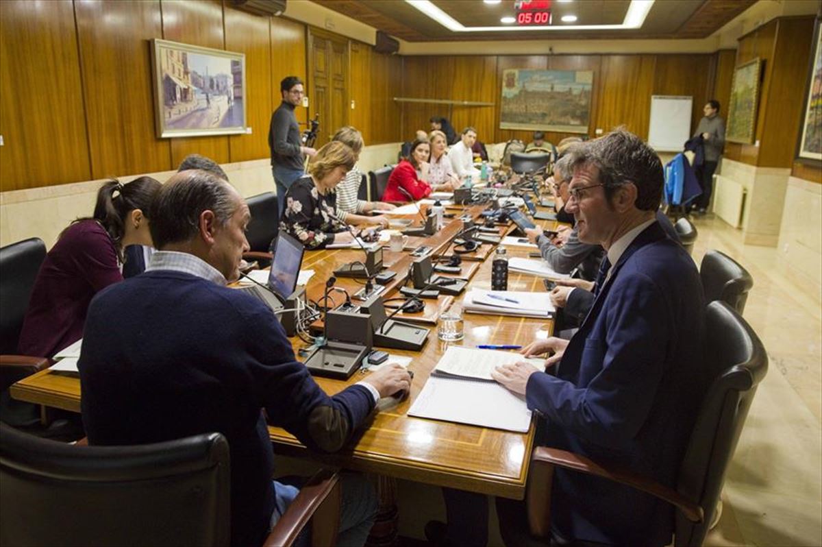 Gorka Urtaran ha comparecido ante la Comisión Municipal de Hacienda. Foto: EFE. 