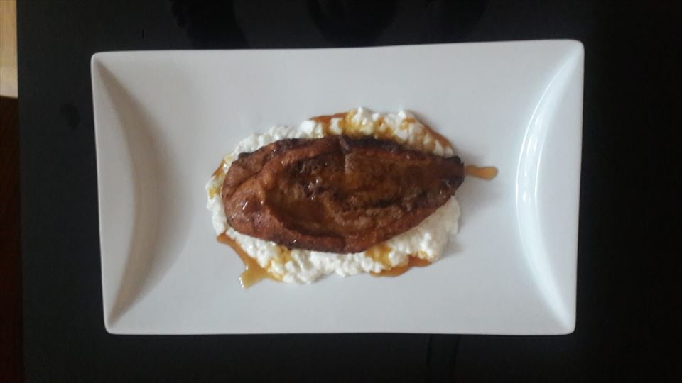 Torrijas con miel y cuajada