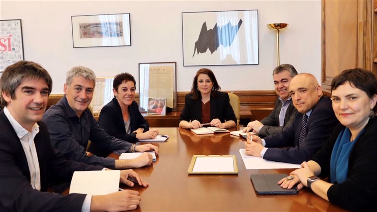 Imagen de archivo de una reunión entre EH Bildu y PSOE en el Congreso.